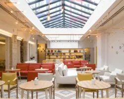 Vue sur le hall d'accueil très spacieux de l'hôtel 3 étoiles 34B à Paris.