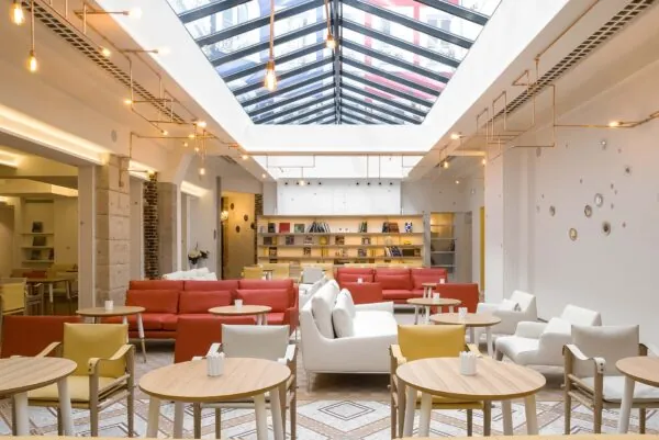 Vue sur le hall d'accueil très spacieux de l'hôtel 3 étoiles 34B à Paris.