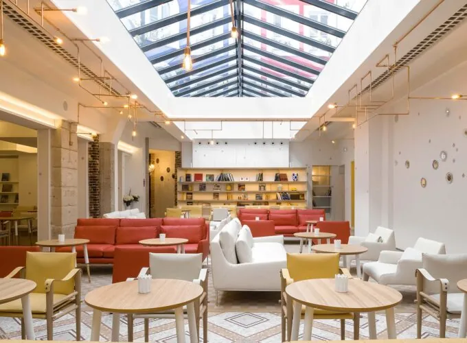 Vue sur le hall d'accueil très spacieux de l'hôtel 3 étoiles 34B à Paris.