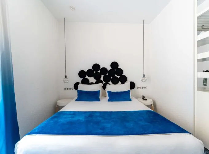 Chambre Double Supérieure avec un lit, une couverture bleue et des oreillers bleus à l’Hôtel 34B