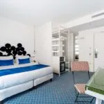 Chambre Double Supérieure avec un lit et une chaise à l’Hôtel 34B
