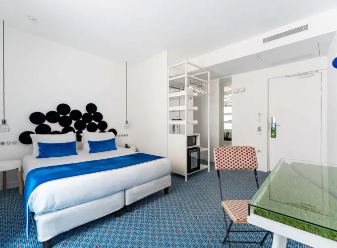 Chambre Double Supérieure avec un lit et une chaise à l’Hôtel 34B