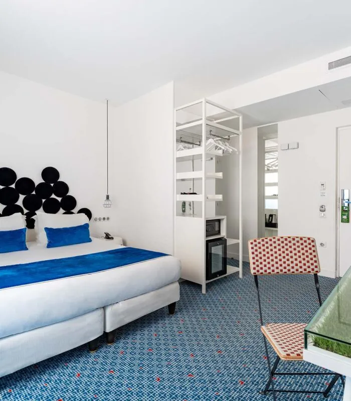 Chambre Double Supérieure avec un lit et une chaise à l’Hôtel 34B