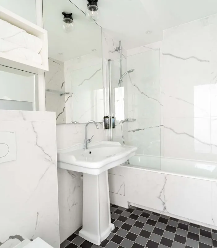 Chambre Double Superieure bathroom with black and white tiles and a sink at the Hotel 34B