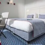 Chambre Duplex avec un lit et un livre posé dessus à l’Hôtel 34B