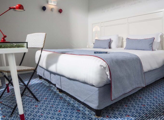 Chambre Duplex avec un lit et un livre posé dessus à l’Hôtel 34B