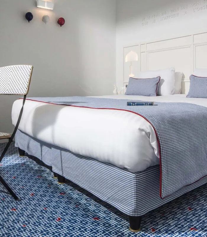 Chambre Duplex avec un lit et un livre posé dessus à l’Hôtel 34B