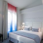 Chambre Duplex avec un lit et une citation sur le mur à l’Hôtel 34B