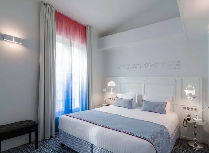 Chambre Duplex avec un lit et une citation sur le mur à l’Hôtel 34B