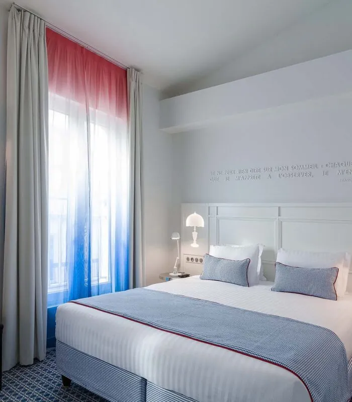 Chambre Duplex avec un lit et une citation sur le mur à l’Hôtel 34B