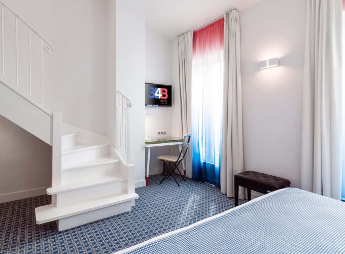Chambre Duplex avec un escalier et une télévision à l’Hôtel 34B