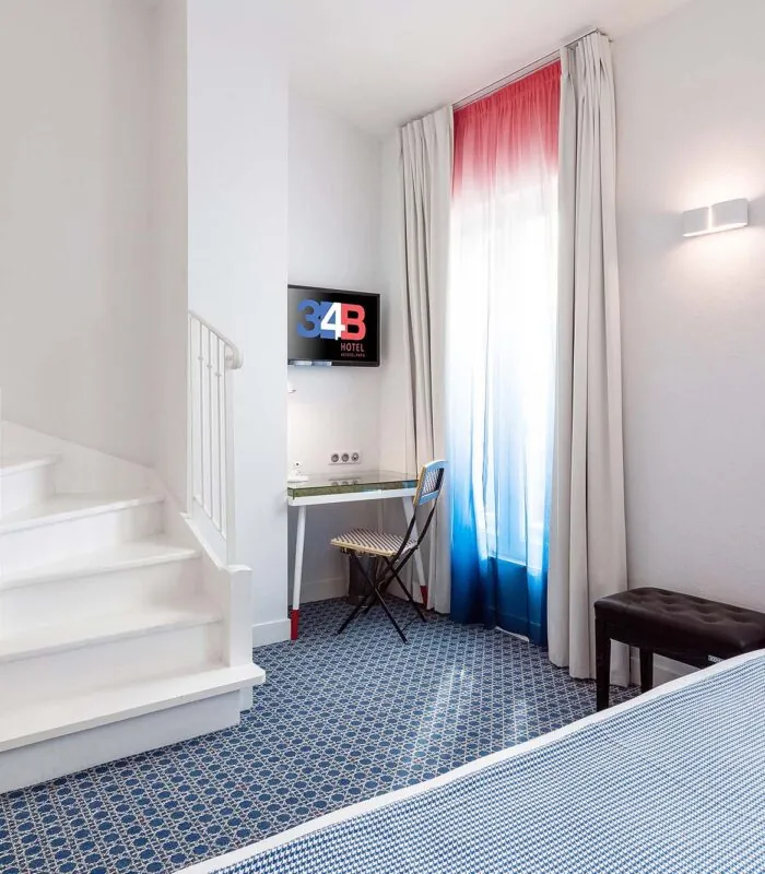 Chambre Duplex avec un escalier et une télévision à l’Hôtel 34B