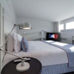 Chambre Duplex avec un lit et une télévision à l’Hôtel 34B