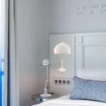 Chambre Duplex avec un lit, une lampe et une enseigne sur le mur à l’Hôtel 34B