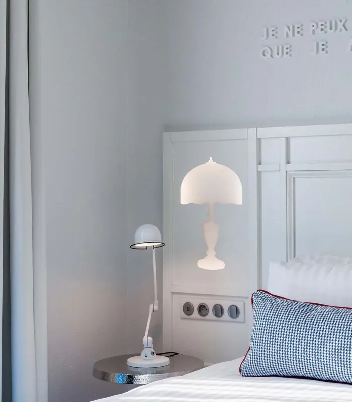Chambre Duplex avec un lit, une lampe et une enseigne sur le mur à l’Hôtel 34B