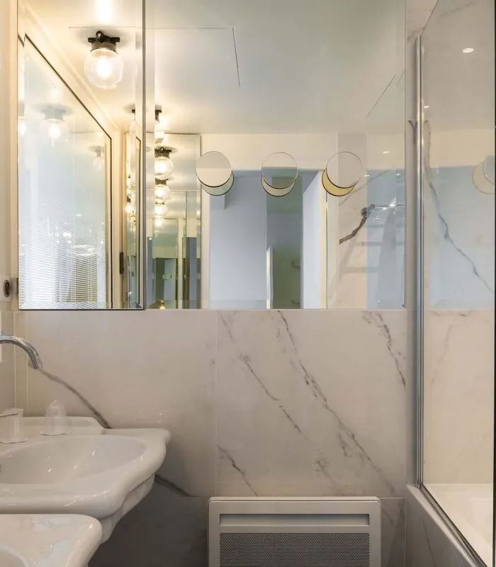 Salle de bain de la Chambre Duplex avec deux lavabos et une douchette rouge à l’Hôtel 34B