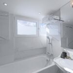 Chambre Duplex avec un lit et une télévision à l’Hôtel 34B