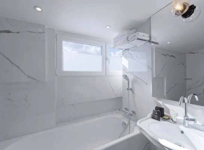 Chambre Duplex avec un lit et une télévision à l’Hôtel 34B