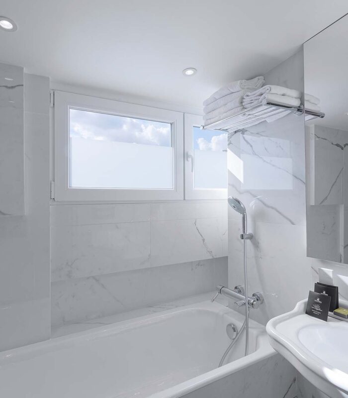 Chambre Duplex avec un lit et une télévision à l’Hôtel 34B