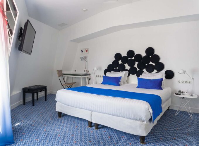 Chambre Familiale avec un lit et un bureau à l’Hôtel 34B