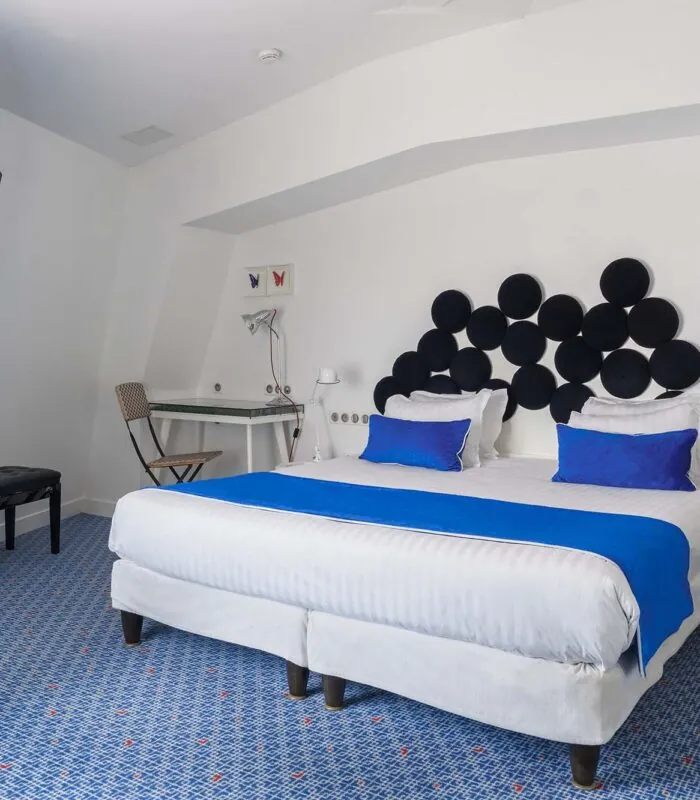 Chambre Familiale avec un lit et un bureau à l’Hôtel 34B