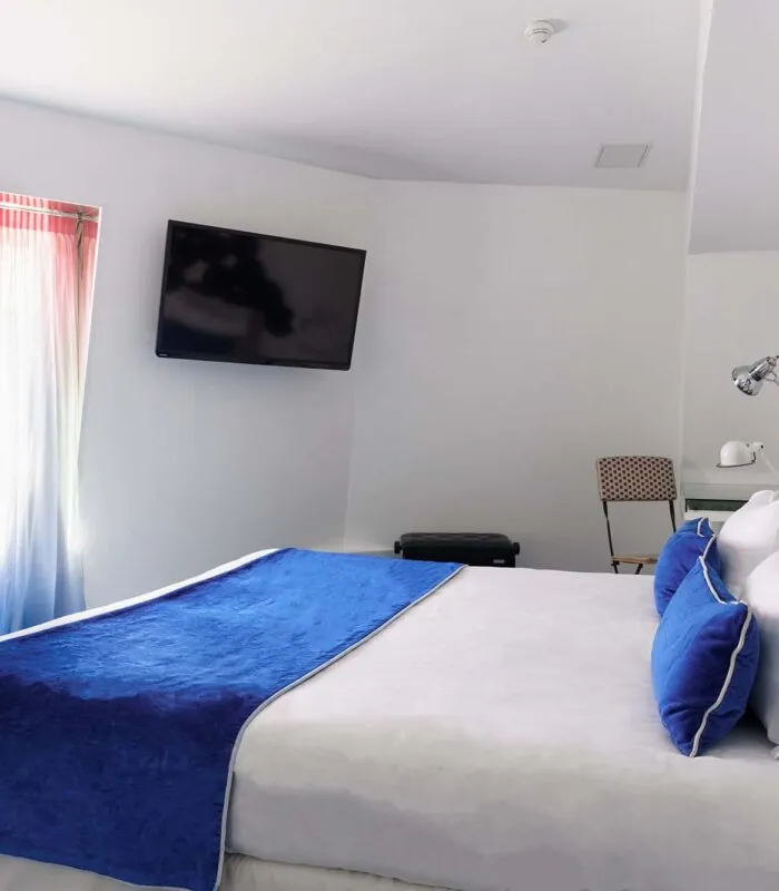 Chambre Familiale avec un lit king size et une télévision à écran plat à l’Hôtel 34B