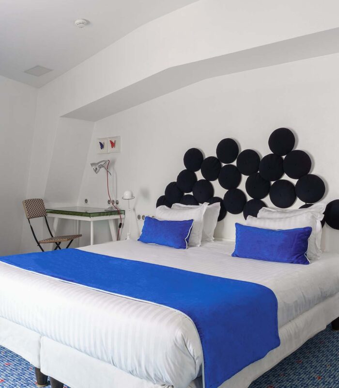 Chambre familiale avec une couverture bleue sur le lit à l’Hôtel 34B