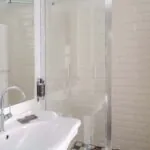 Salle de bain de la Chambre Familiale avec un lavabo et une douche à l’italienne à l’Hôtel 34B