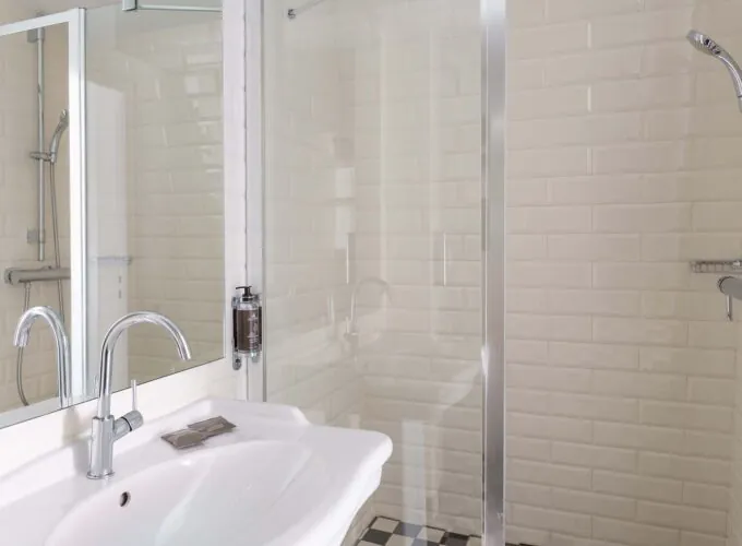 Salle de bain de la Chambre Familiale avec un lavabo et une douche à l’italienne à l’Hôtel 34B
