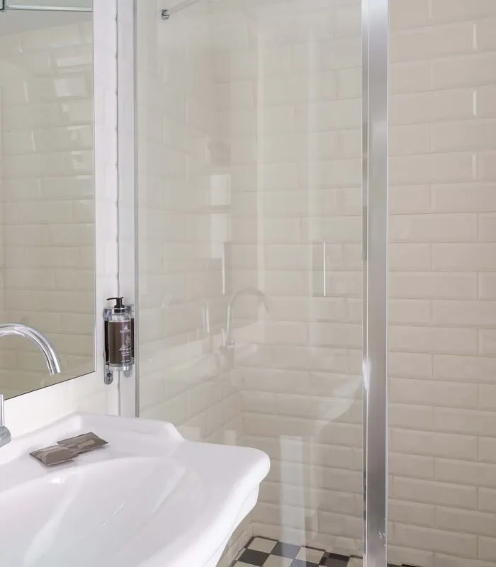 Salle de bain de la Chambre Familiale avec un lavabo et une douche à l’italienne à l’Hôtel 34B