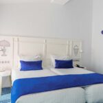 Chambre Familiale avec deux lits et des ballons accrochés au mur à l’Hôtel 34B