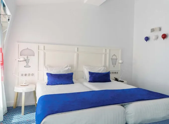 Chambre Familiale avec deux lits et des ballons accrochés au mur à l’Hôtel 34B