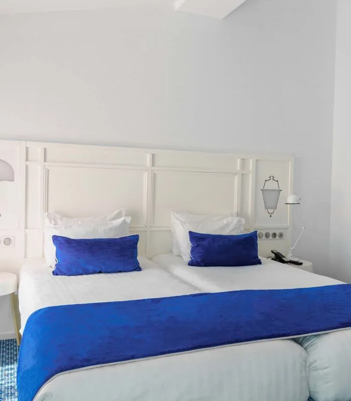 Chambre Familiale avec deux lits et des ballons accrochés au mur à l’Hôtel 34B