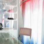 Bureau de la Chambre Familiale avec une lampe et une bouilloire dessus à l’Hôtel 34B