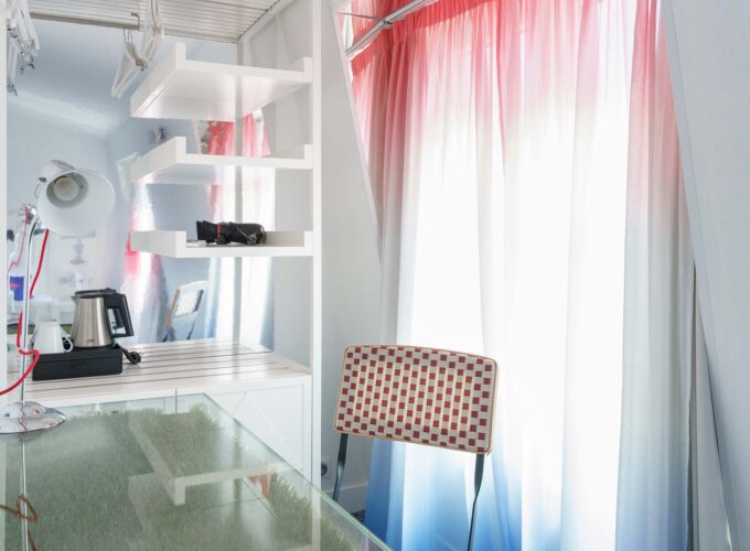 Bureau de la Chambre Familiale avec une lampe et une bouilloire dessus à l’Hôtel 34B