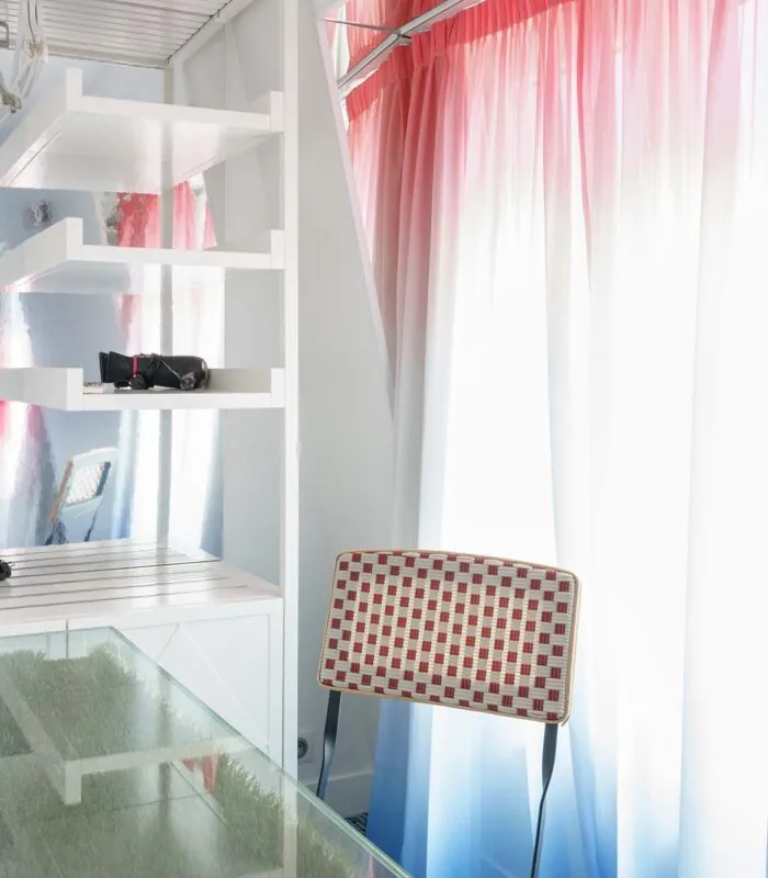 Bureau de la Chambre Familiale avec une lampe et une bouilloire dessus à l’Hôtel 34B