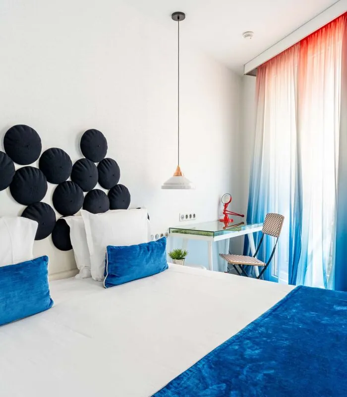 Chambre Familiale Supérieure avec un lit et un bureau sur lequel se trouve un livre à l’Hôtel 34B