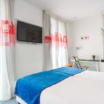 Chambre Familiale Supérieure avec une couverture bleue sur le lit à l’Hôtel 34B