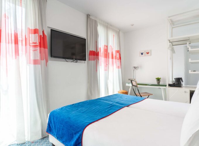 Chambre Familiale Supérieure avec une couverture bleue sur le lit à l’Hôtel 34B