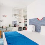 Chambre Familiale Supérieure avec une tête de lit rayée bleue et blanche à l’Hôtel 34B