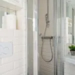 Salle de bain de la Chambre Familiale Supérieure avec une porte de douche coulissante en verre à l’Hôtel 34B