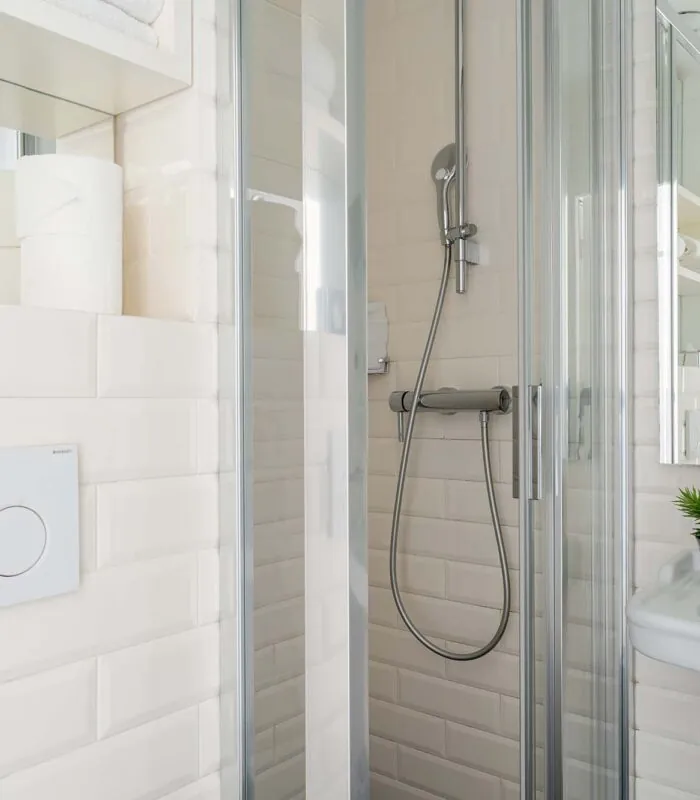 Salle de bain de la Chambre Familiale Supérieure avec une porte de douche coulissante en verre à l’Hôtel 34B