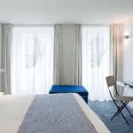 Chambre Privilège avec un lit et une télévision à écran plat à l’Hôtel 34B