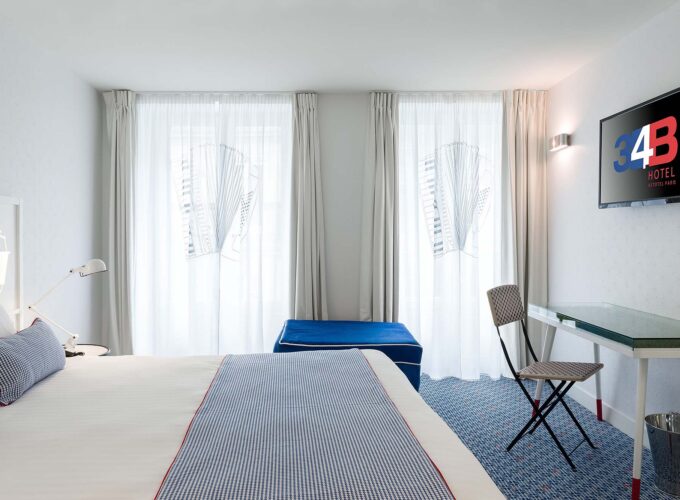 Chambre Privilège avec un lit et une télévision à écran plat à l’Hôtel 34B