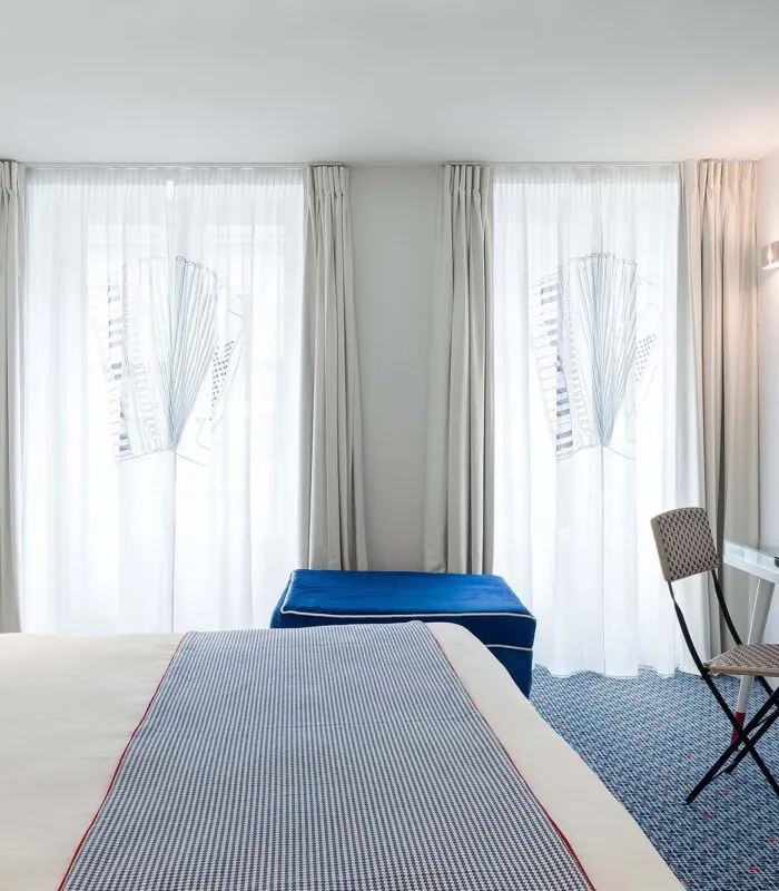 Chambre Privilège avec un lit et une télévision à écran plat à l’Hôtel 34B