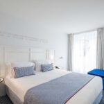 Chambre Privilège avec un lit et une citation murale à l’Hôtel 34B