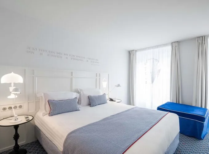 Chambre Privilège avec un lit et une citation murale à l’Hôtel 34B