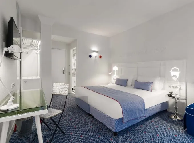Chambre Privilège avec un lit et un bureau à l’Hôtel 34B