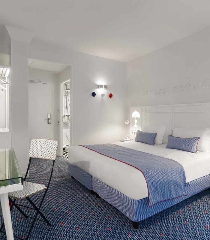 Chambre Privilège avec un lit et un bureau à l’Hôtel 34B