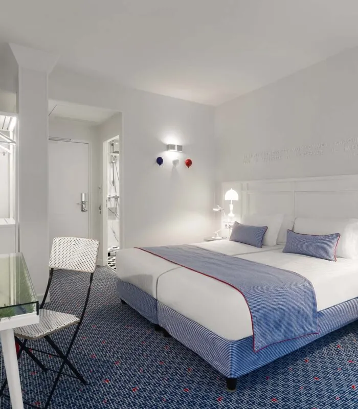 Chambre Privilège avec deux lits et un bureau à l’Hôtel 34B